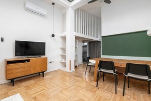 Superior Apartment, City View | Living area | Smart TV - RentPlanet - Apartament Krucza (Warsaw)