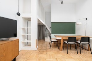 Superior Apartment, City View | Living area | Smart TV - RentPlanet - Apartament Krucza (Warsaw)