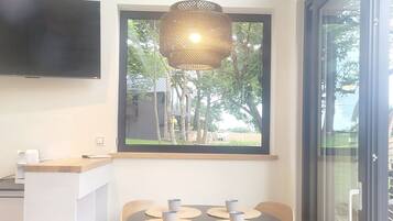 Rumah Comfort | Dapur pribadi | Lemari es besar, microwave, kompor, dan mesin pencuci piring