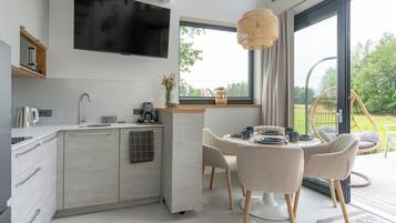 Comfort-hus | Privat køkken | Køleskab/fryser i fuld størrelse, mikrobølgeovn, kogeplade
