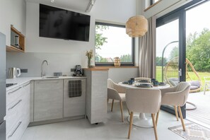 Comfort House | Private kitchen | Full-size fridge, microwave, stovetop, dishwasher