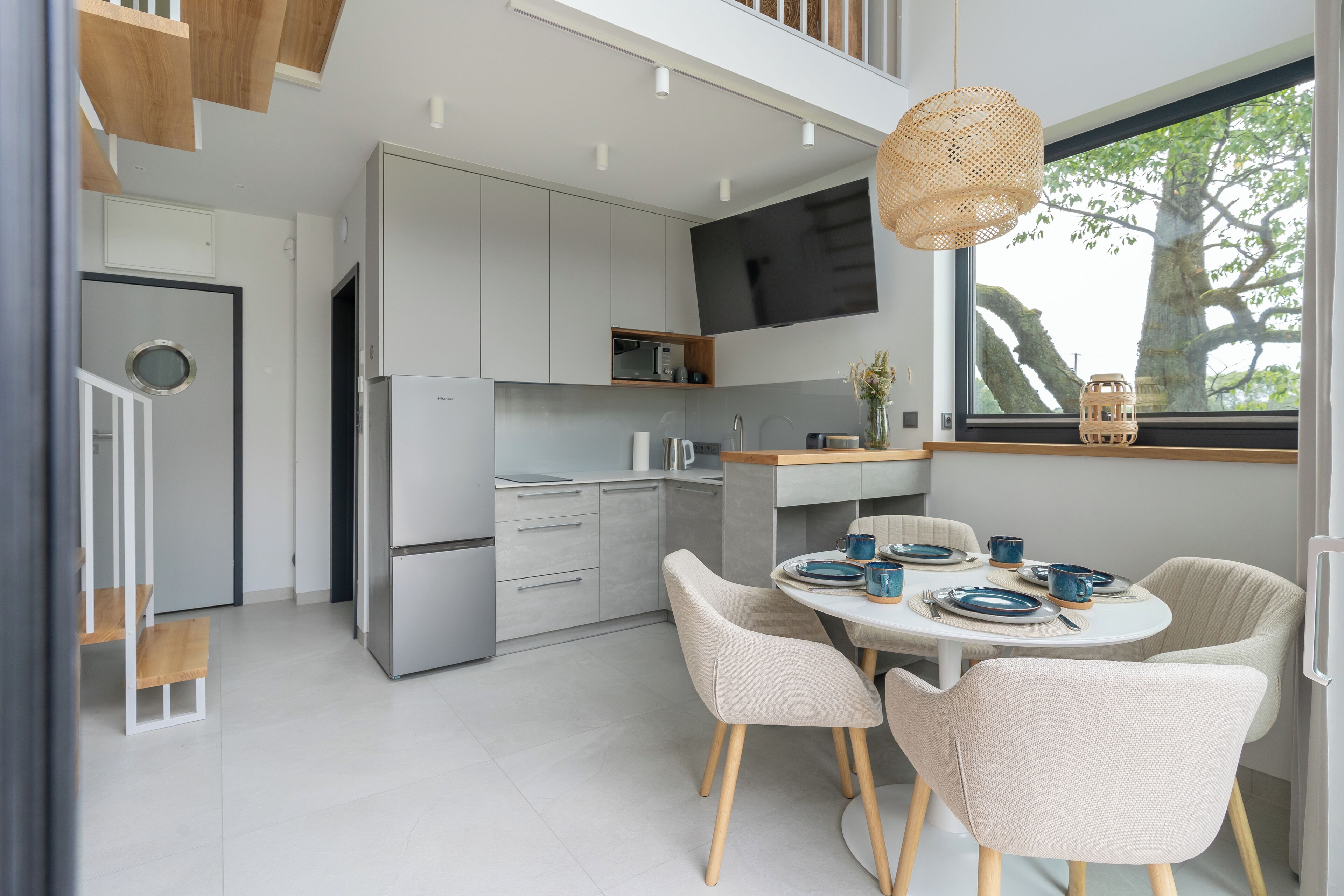 Casa Confort | Cocina privada | Refrigerador con congelador, microondas y parrilla de estufa 
