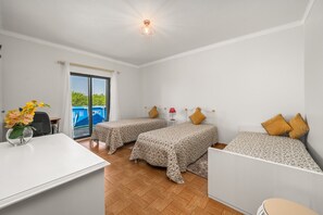 Iron/ironing board, bed sheets - Isolated country house with pool 5 km from the beach (Alcantarilha)