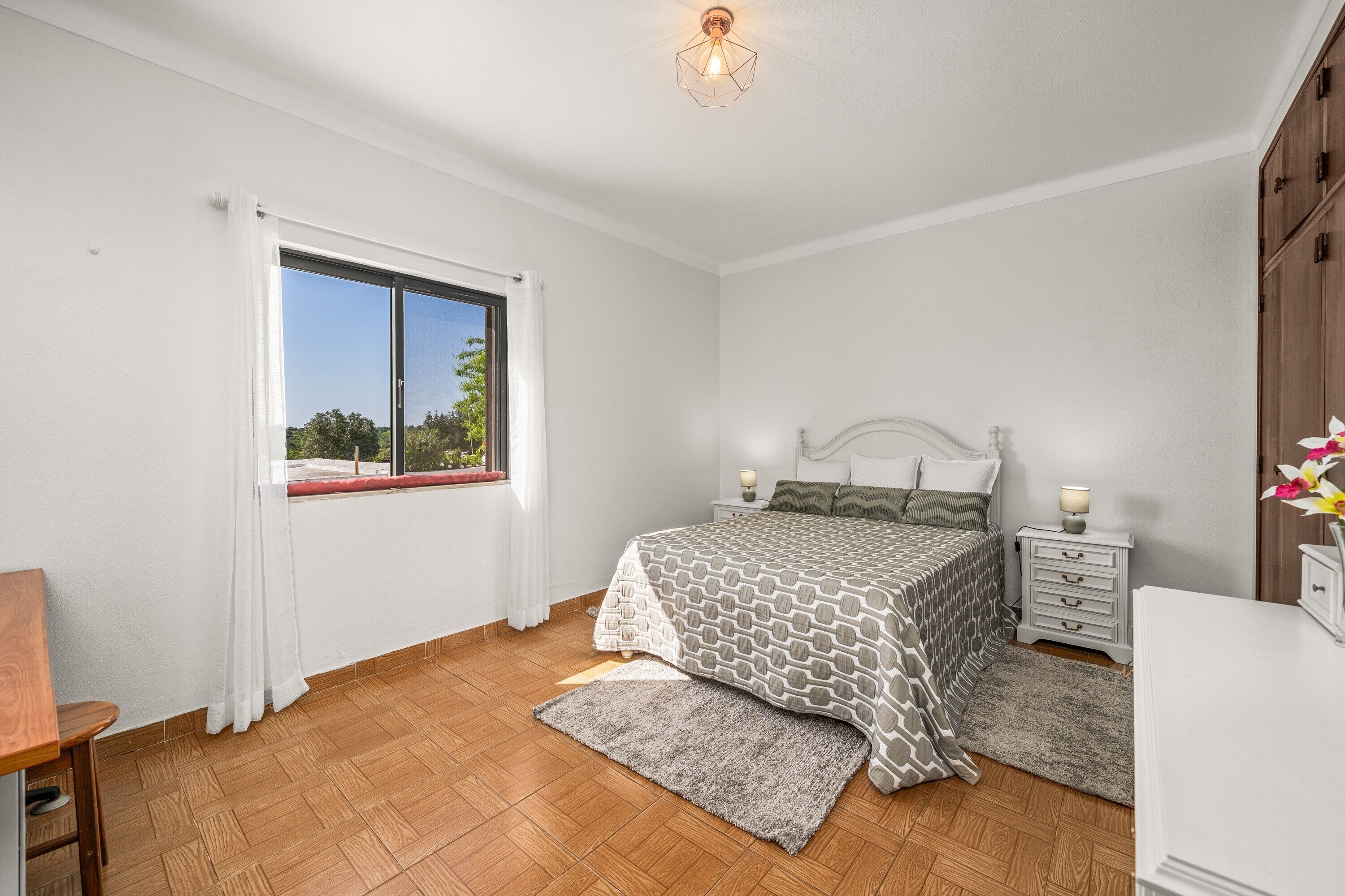 Tabla de planchar con plancha y ropa de cama 