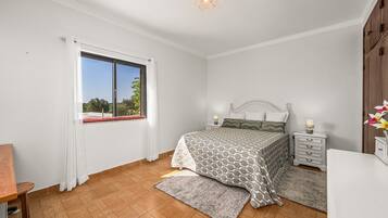 Tabla de planchar con plancha y ropa de cama