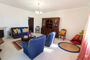 TV, fireplace - Isolated country house with pool 5 km from the beach (Alcantarilha)