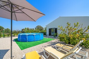 Terrace/patio - Isolated country house with pool 5 km from the beach (Alcantarilha)