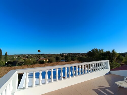 Isolated country house with pool 5 km from the beach