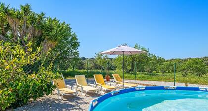 Isolated country house with pool 5 km from the beach