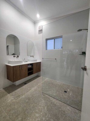 Dubbelrum - utsikt mot trädgården | Badrum