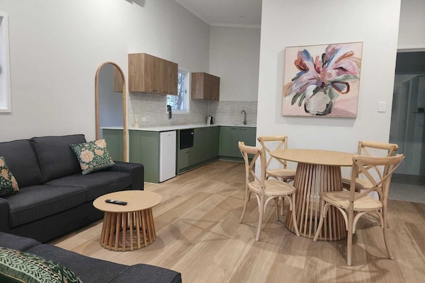 Ấm điện, lò nướng bánh mì, bàn ăn