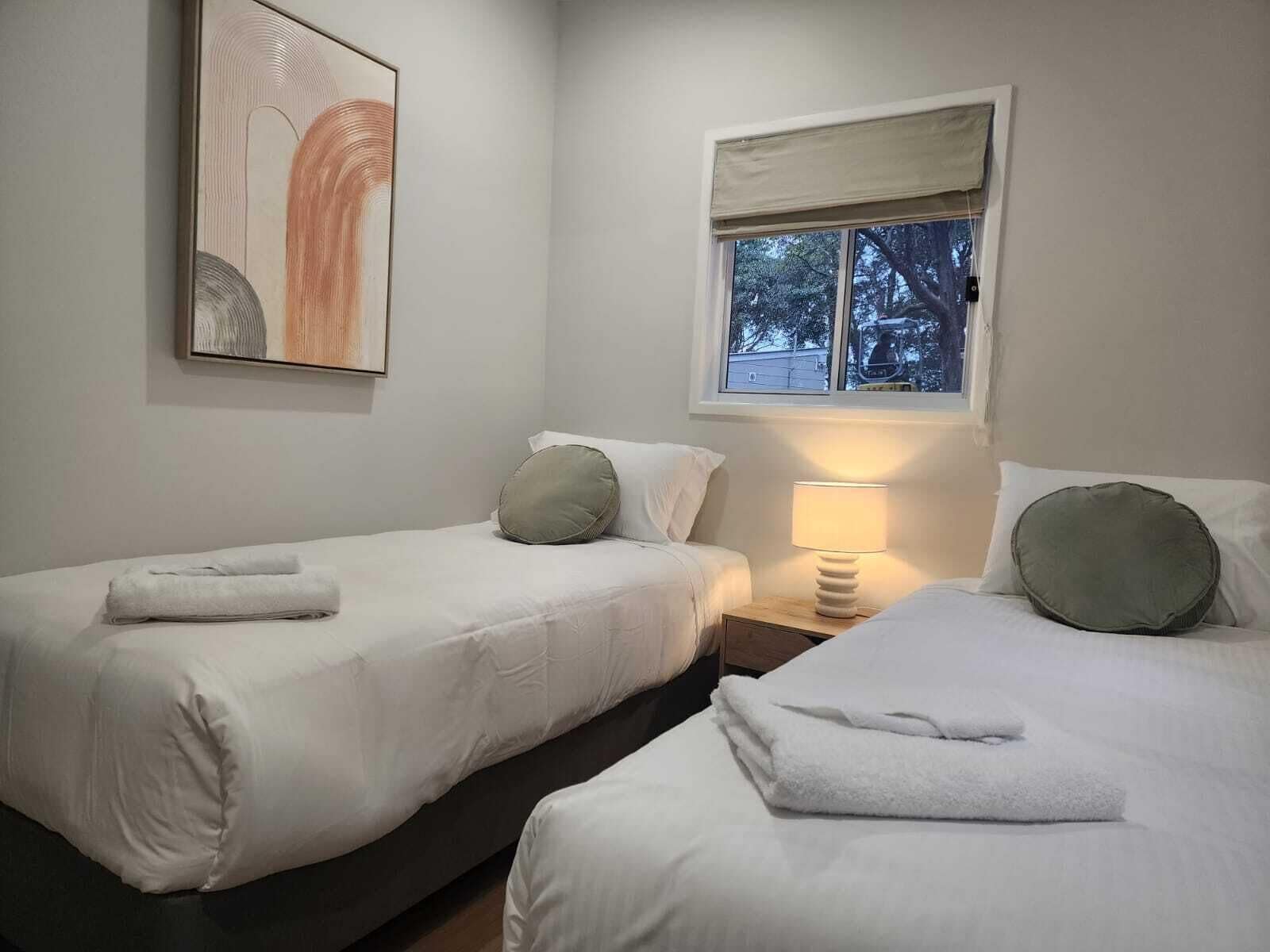 Stuga Standard - utsikt mot trädgården | Sängtillbehör av högsta kvalitet, minibar och individuell inredning