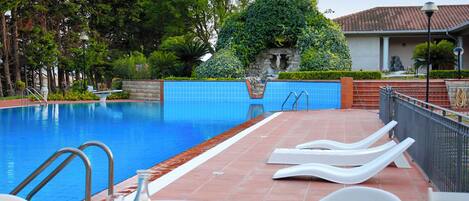 Seasonal outdoor pool