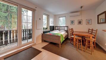 Appartamento, balcone | Area soggiorno | Smart TV 37 pollici con canali satellitari