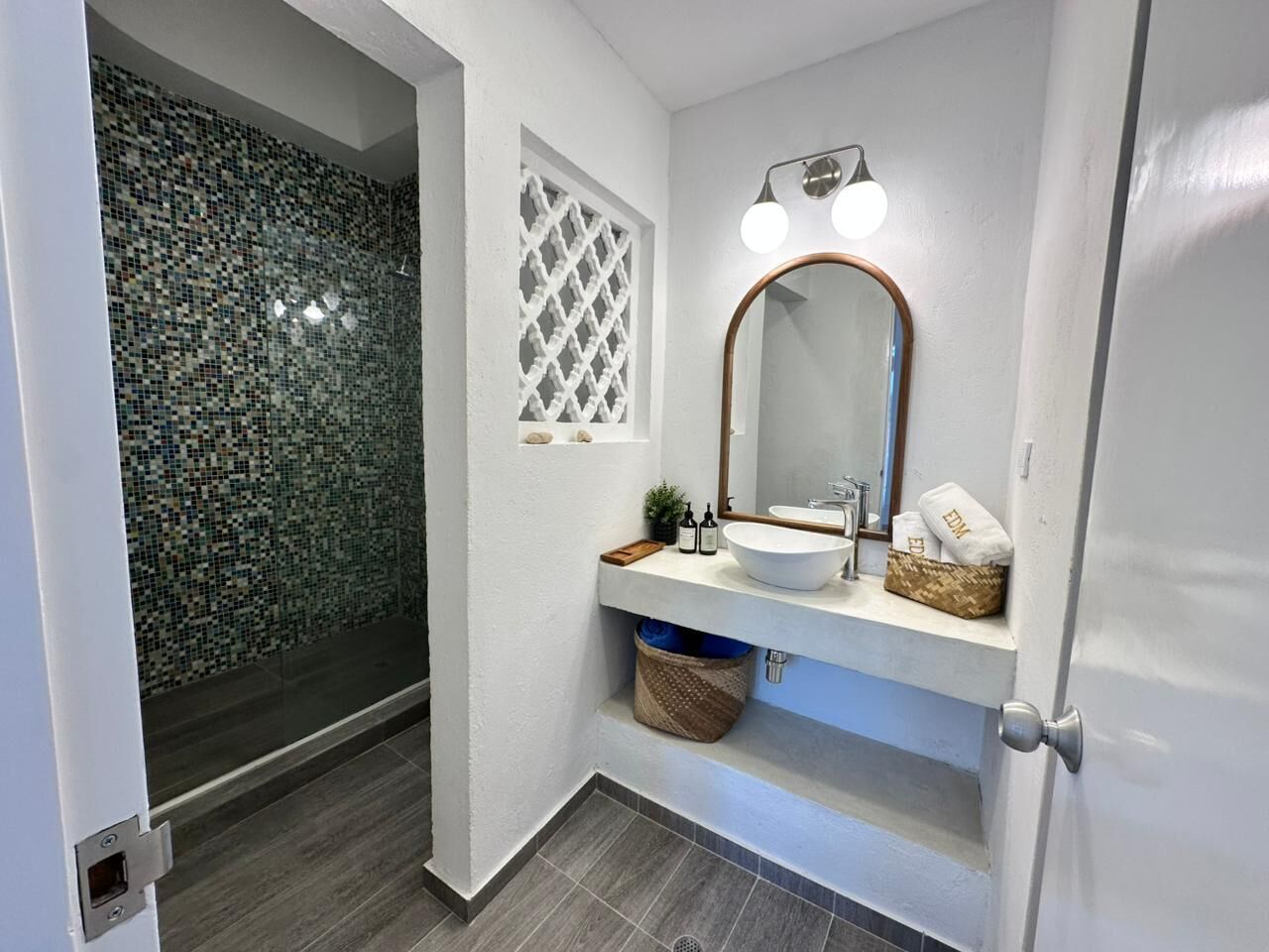 Apartamento superluxo, varanda | Banheiro | Chuveiro, secador de cabelo, toalhas de banho, sabonete