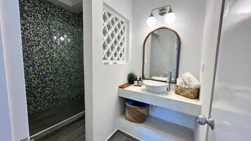 Apartamento superluxo, varanda | Banheiro | Chuveiro, secador de cabelo, toalhas de banho, sabonete