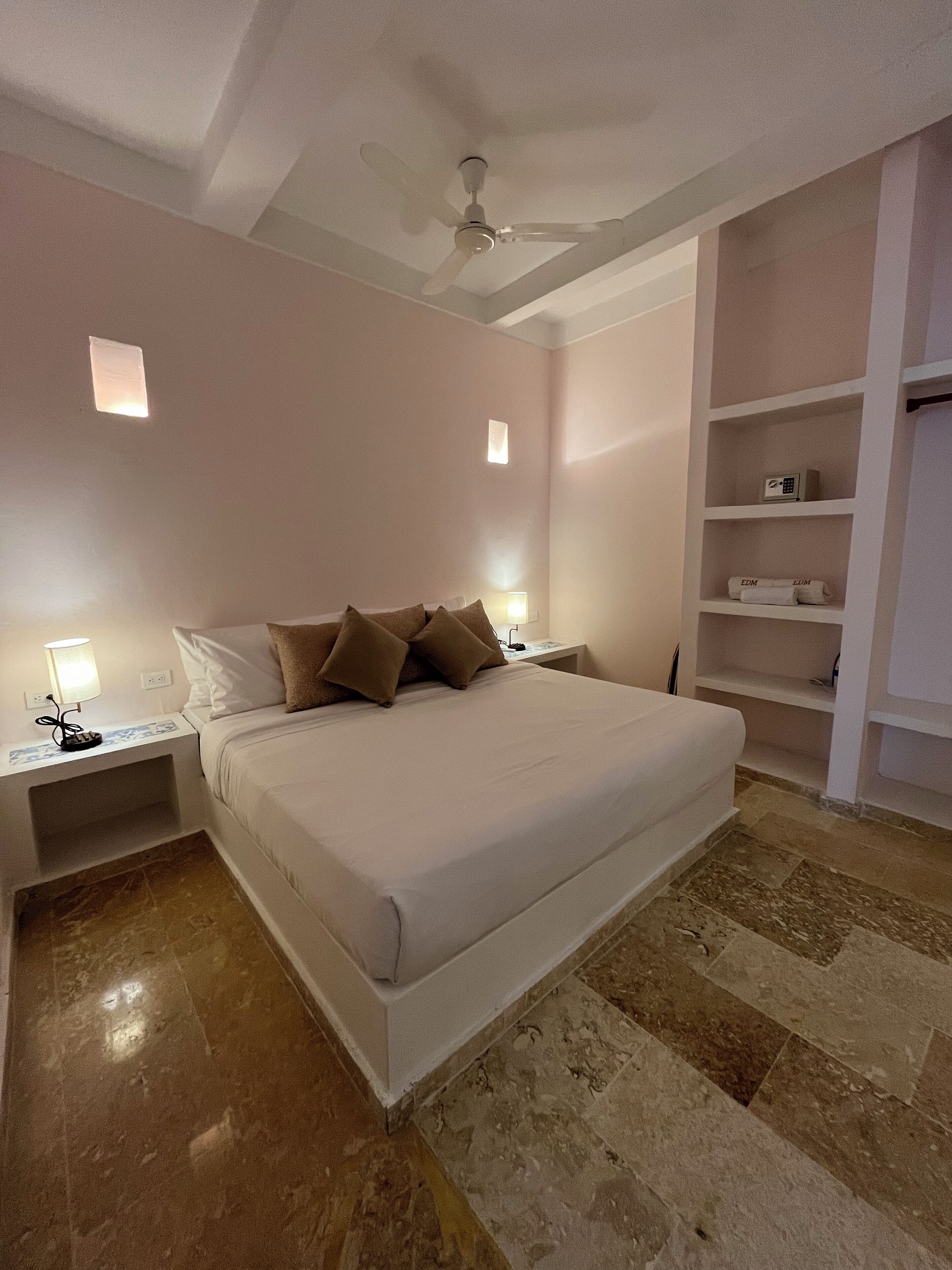 Apartamento, vista para a baía | Espaço de trabalho para notebook, ferros/tábuas de passar roupa