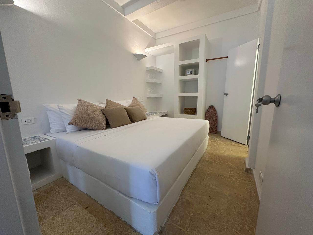 Apartamento, vista para a cidade | Espaço de trabalho para notebook, ferros/tábuas de passar roupa