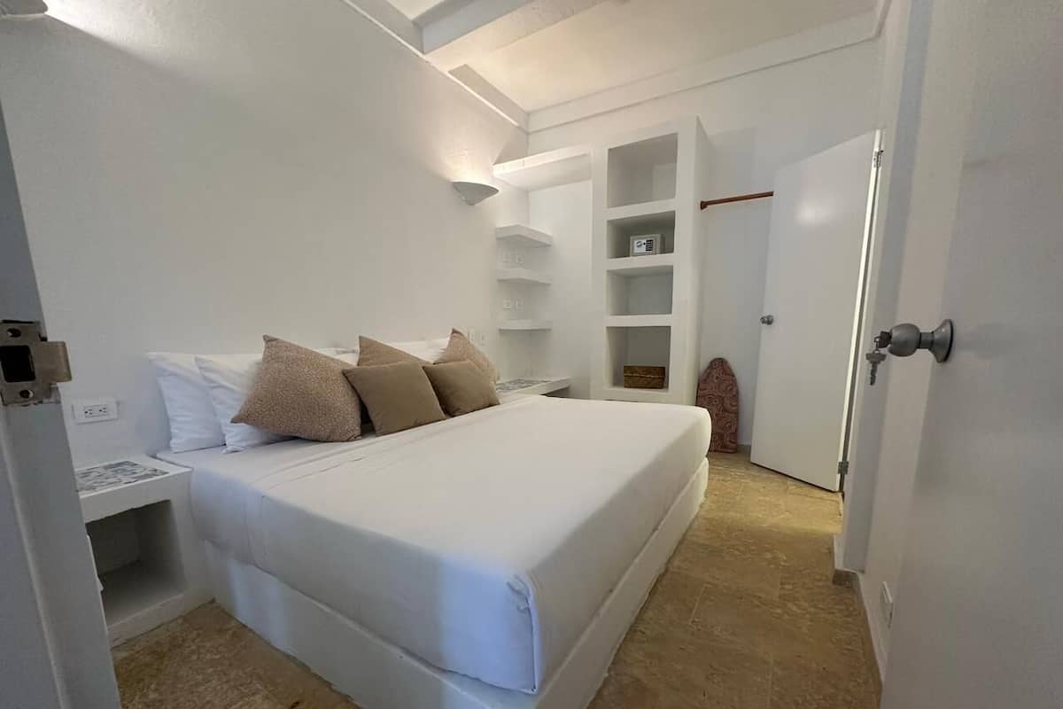 Apartamento, vista para a cidade | Espaço de trabalho para notebook, ferros/tábuas de passar roupa