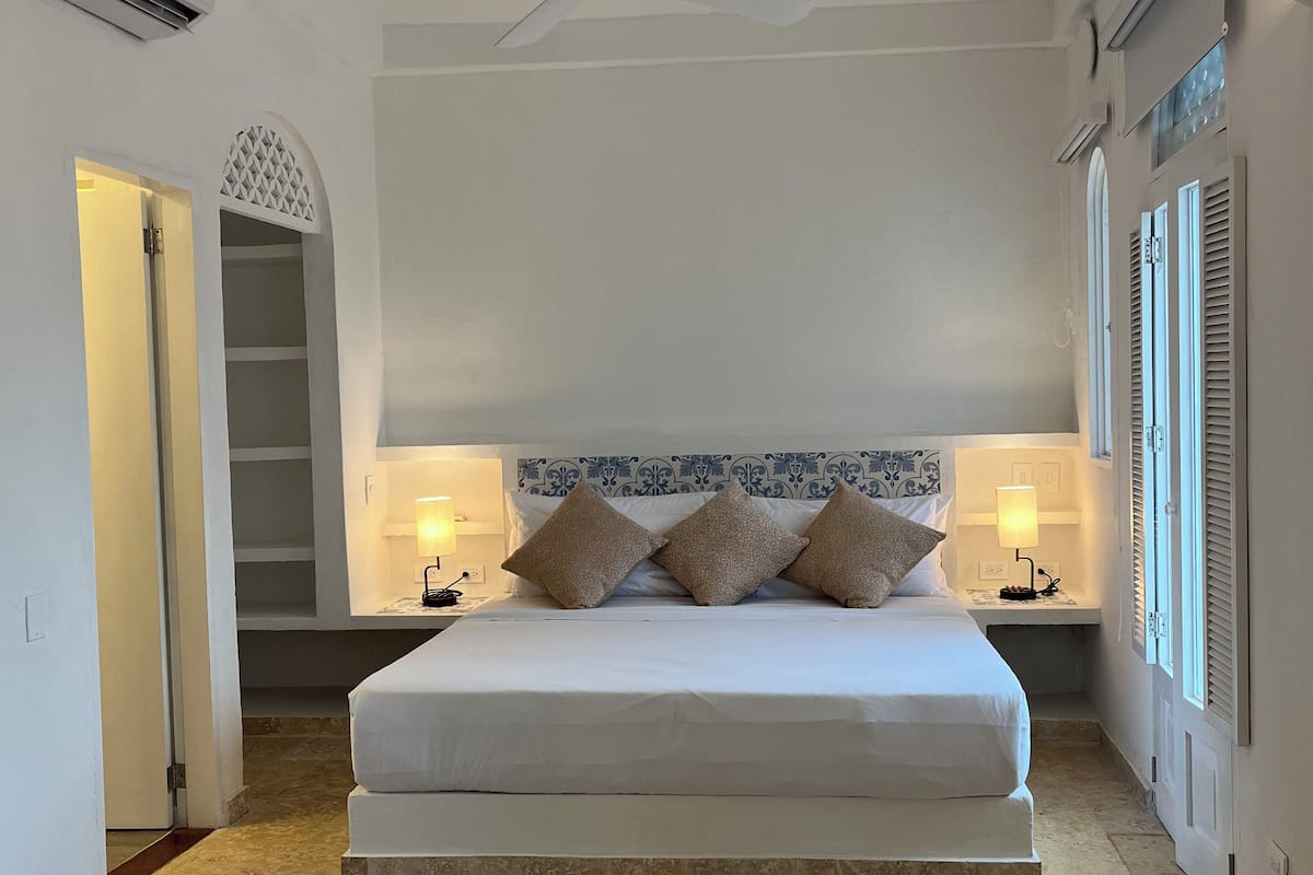 Apartamento superluxo, varanda | Espaço de trabalho para notebook, ferros/tábuas de passar roupa