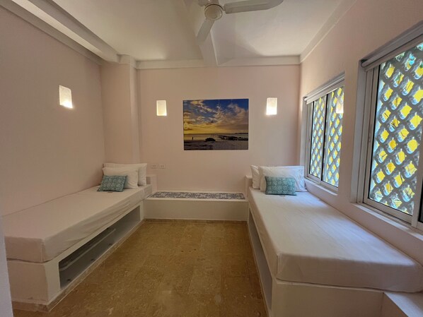 Leilighet, utsikt mot bukt | Skrivebord for bærbar PC, strykejern/-brett og wi-fi (inkludert)