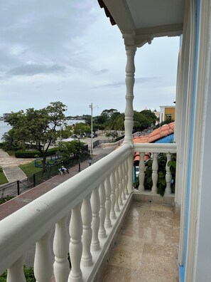 Leilighet, utsikt mot bukt | Overnattingsstedets uteområder