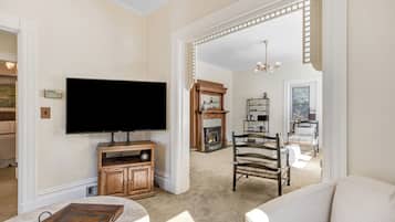 Smart TV, fireplace, books, stereo