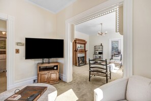 Smart TV, fireplace, books, stereo