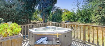 Vineyard's Edge - Charming Wine Country Retreat