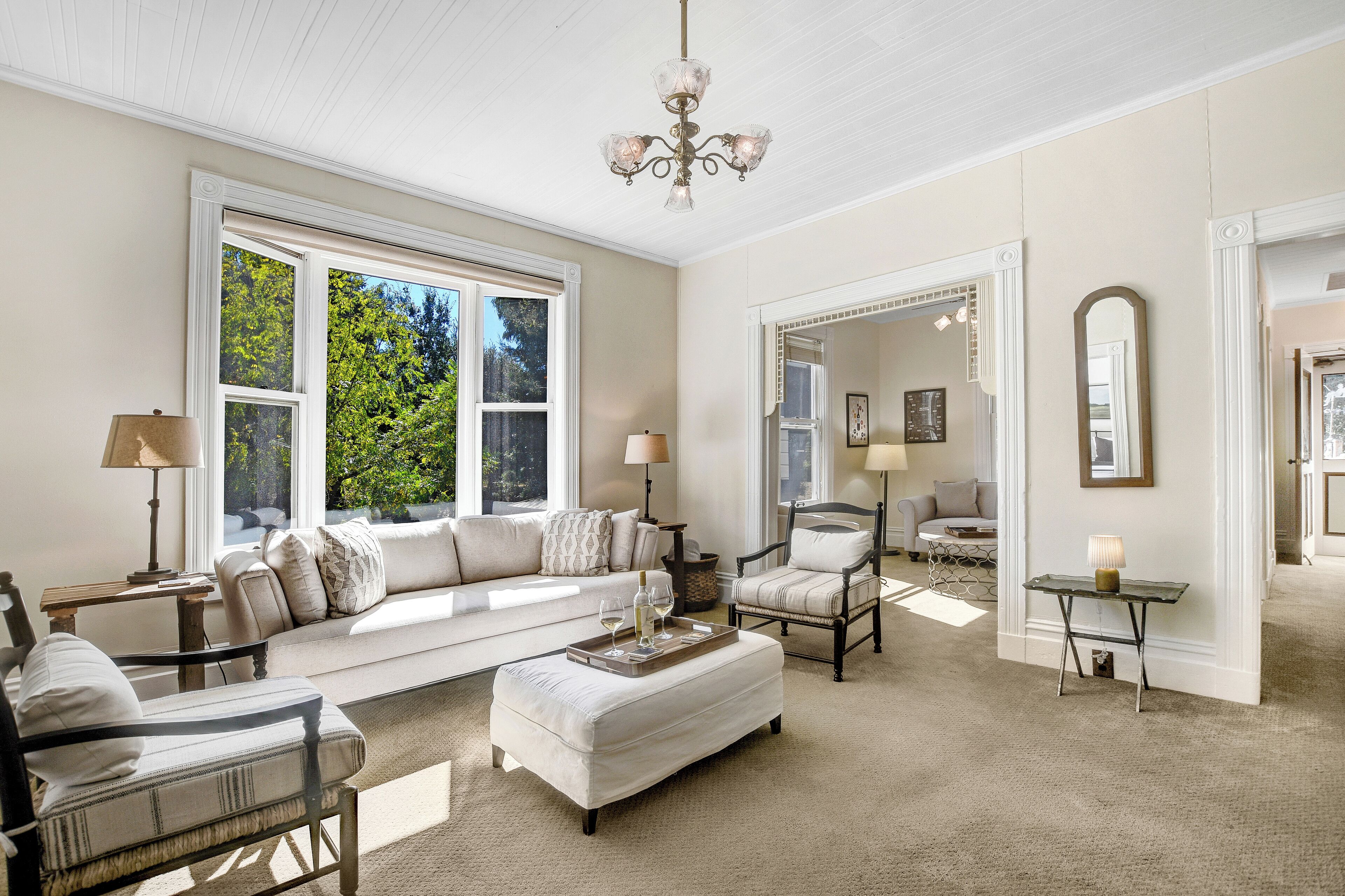 智能電視、壁爐、書籍、音響