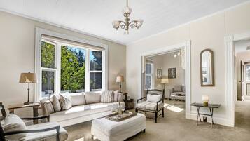 Smart TV, fireplace, books, stereo