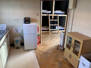 Dormitorio compartido básico, solo para hombres, no fumadores | Instalaciones de cocina compartidas | Frigorífico grande, microondas, placa de cocina y utensilios de cocina