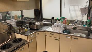 Phòng tập thể cơ bản, chỉ dành cho nữ, không hút thuốc | Bếp chung | Tủ lạnh, lò vi sóng, bếp nấu, dụng cụ nấu nướng/bát dĩa/dao nĩa