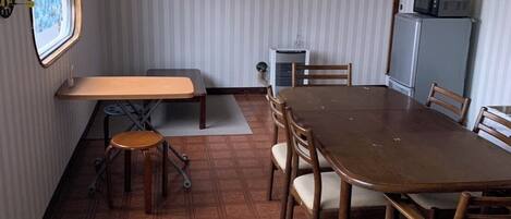 Dormitório compartilhado básico, somente para homens, para não fumantes | Opções para refeição no quarto