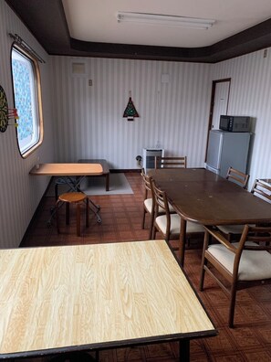 Dormitorio compartido básico, solo para hombres, no fumadores | Servicio de comidas en la habitación