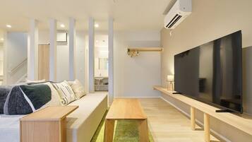 Comfort-Apartment, Nichtraucher | Wohnbereich | 65-Zoll-Flachbildfernseher mit Digitalempfang