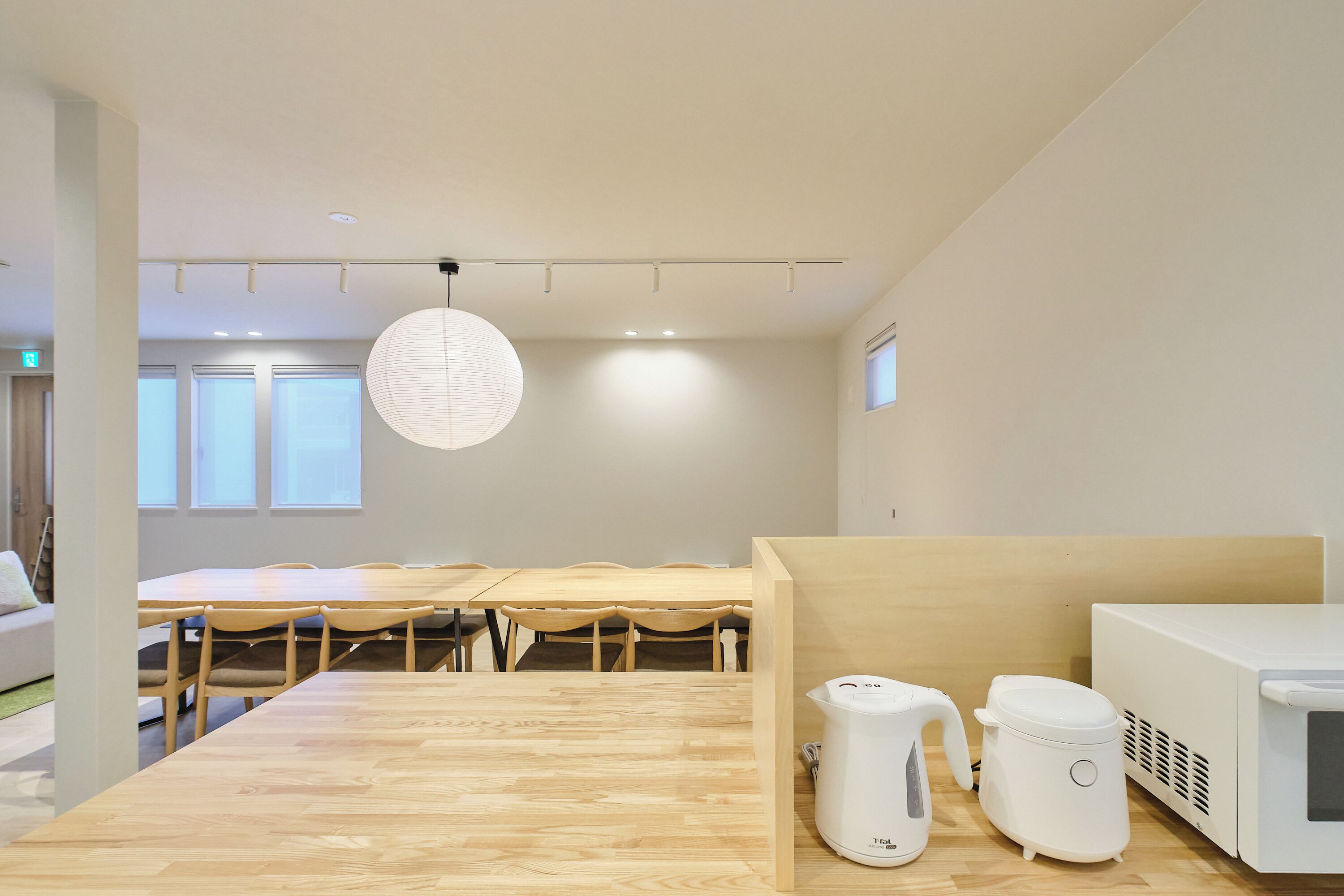 컴포트 콘도, 금연 | 거실 공간 | 디지털 채널 시청이 가능한 65인치 평면 TV