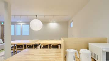 Comfort-Apartment, Nichtraucher | Wohnbereich | 65-Zoll-Flachbildfernseher mit Digitalempfang