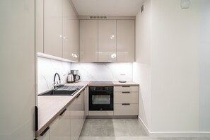 Apartemen, balkon | Dapur kecil pribadi | Mesin pembuat kopi/teh dan ketel listrik