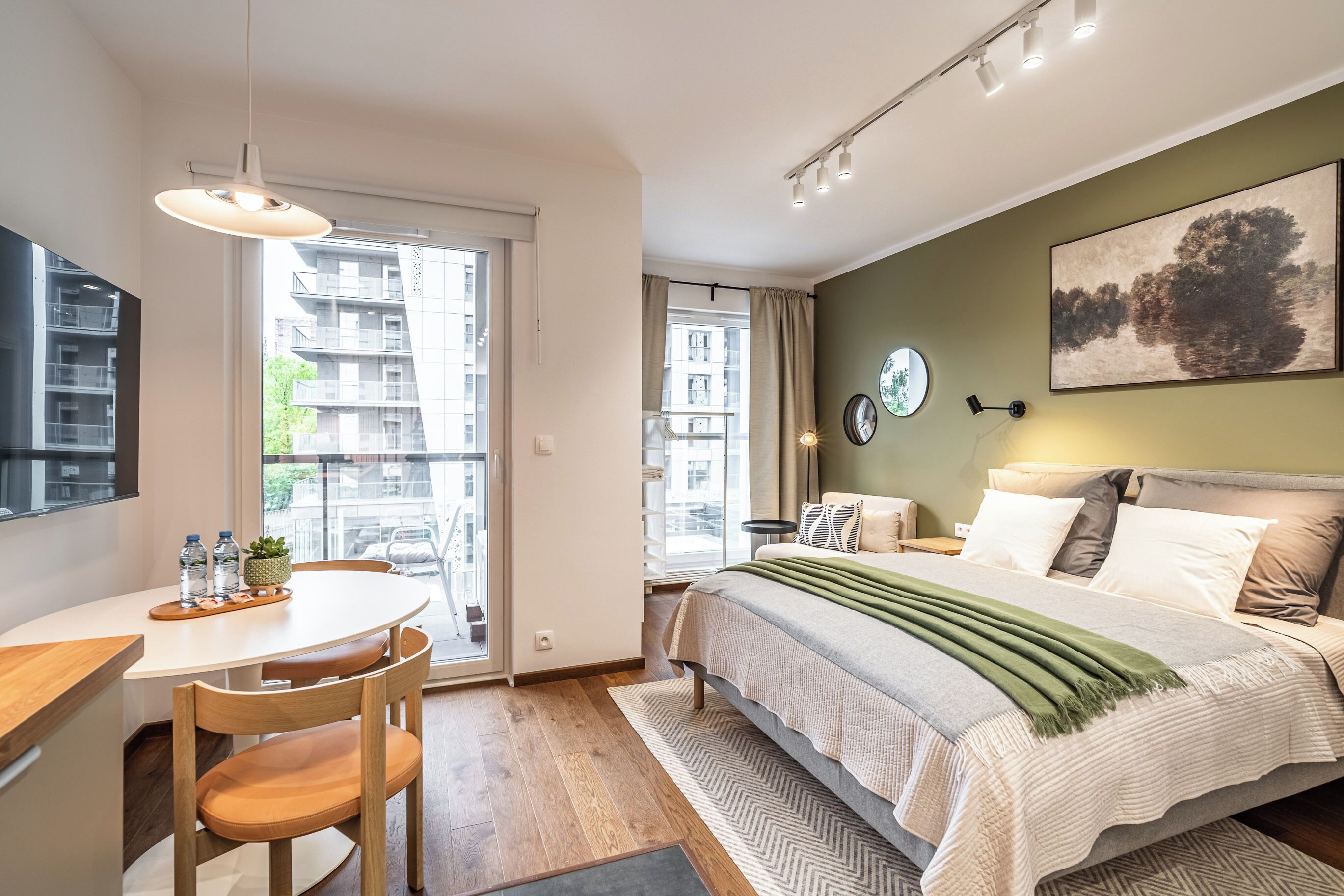 Estudio, balcón | Tabla de planchar con plancha, wifi gratis, ropa de cama