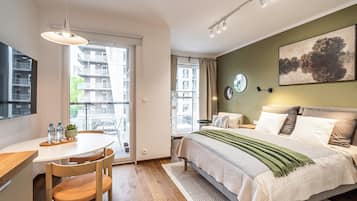 Estudio, balcón | Tabla de planchar con plancha, wifi gratis, ropa de cama