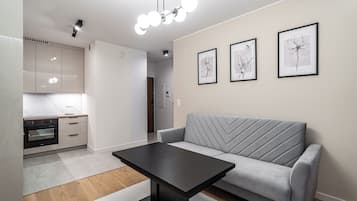 Apartamento, balcón | Sala de estar | Una Smart TV