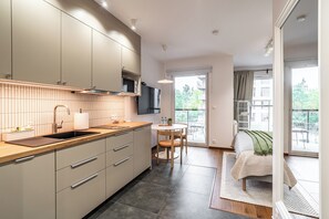 Studio, Balcony | Private kitchenette | Coffee/tea maker, electric kettle - RentPlanet - Apartamenty przy Spodku (Katowice)
