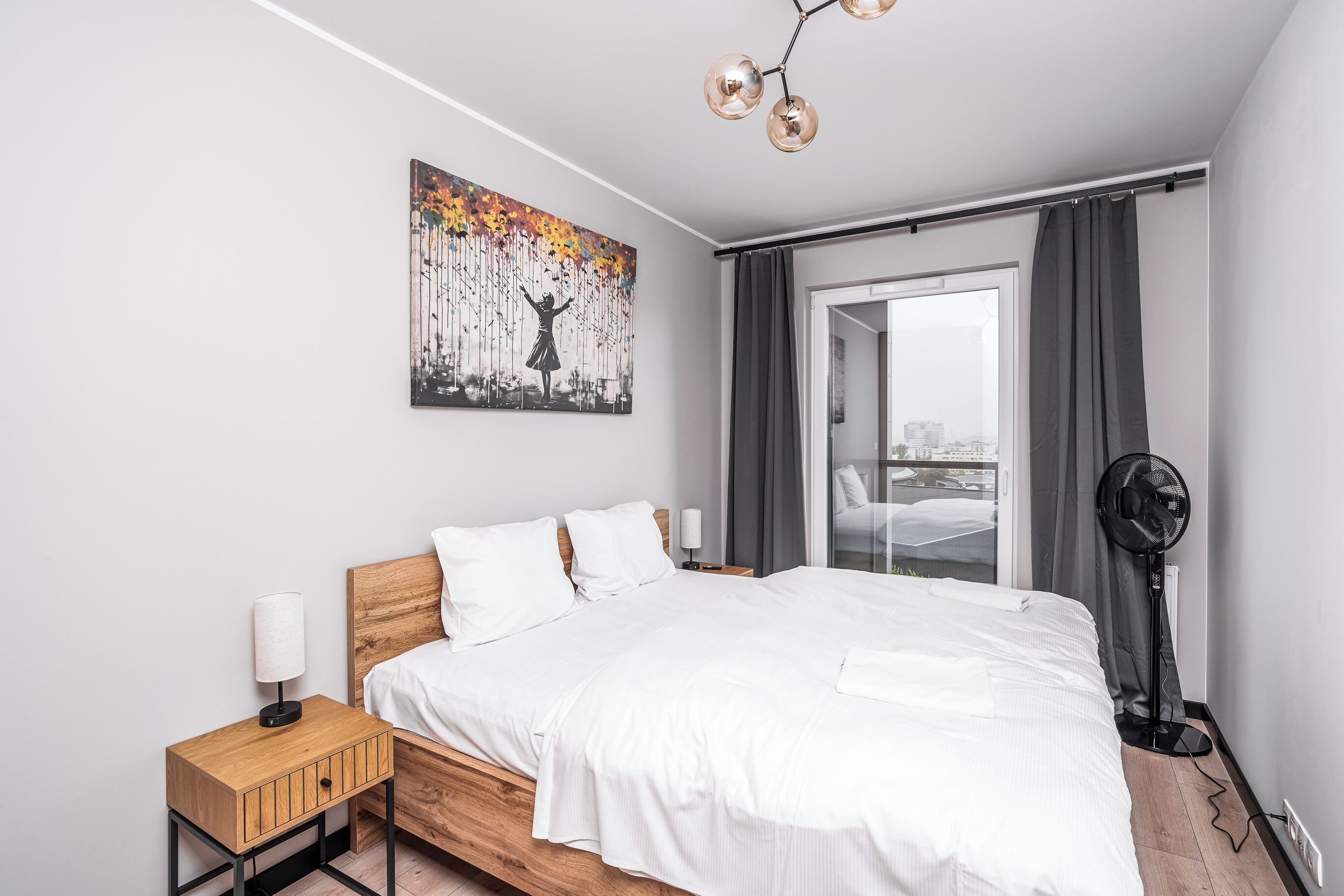 Tabla de planchar con plancha, wifi gratis y ropa de cama 
