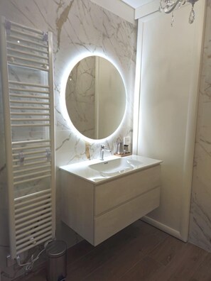 Deluxe Apartment, River View | Bathroom
