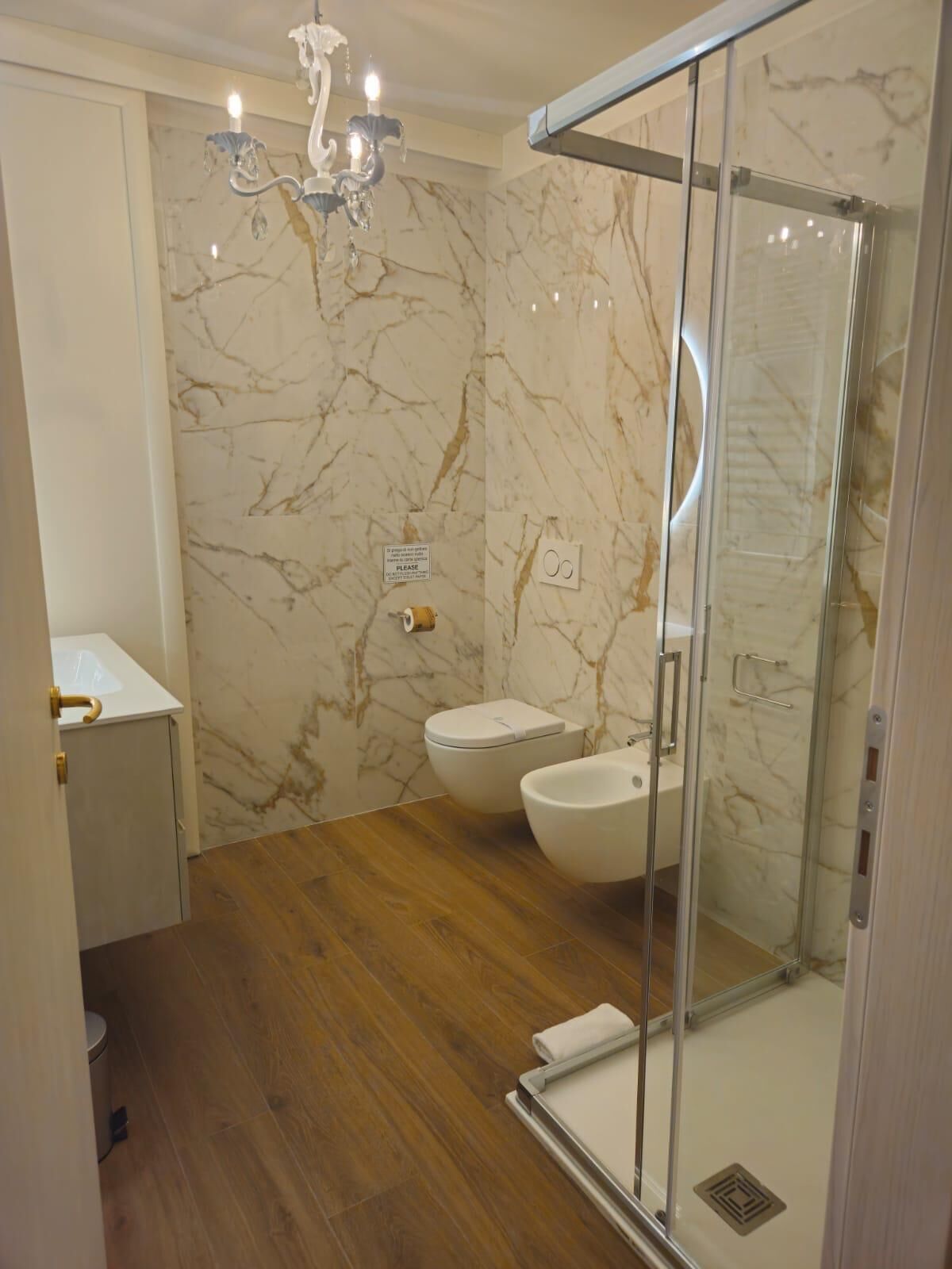 Deluxe Apartment, River View | Bathroom | Slippers