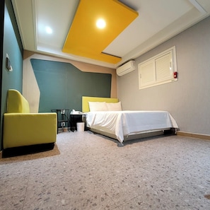 Desk, laptop workspace, free WiFi - SKY Motel (Seoul)