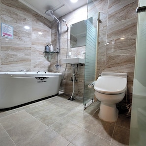 Habitación individual, varias camas, no fumadores, Servicio de limpieza | Baño | Ducha y bañera combinadas, secador de pelo, jabón y champú