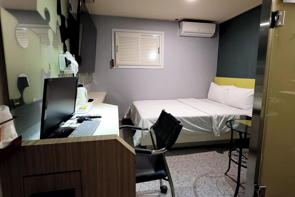 Habitación individual, 1 cama doble, no fumadores, Servicio de limpieza | Escritorio, espacio para trabajar con un portátil, wifi gratis