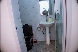 Comfort enkelrum - utsikt mot stranden | Badrum | Hårtork, tofflor, handdukar och tvål